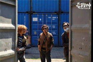 正义与勇气，老人取钱遭混混围堵，社会如何守护弱势群体？