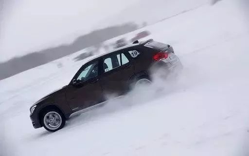 保时捷与宝马的停车位之争，一年堵截背后的法律与道德思考