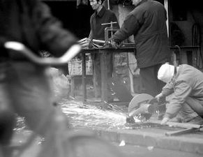 电焊工的火花生活，揭秘他们的焊水收入